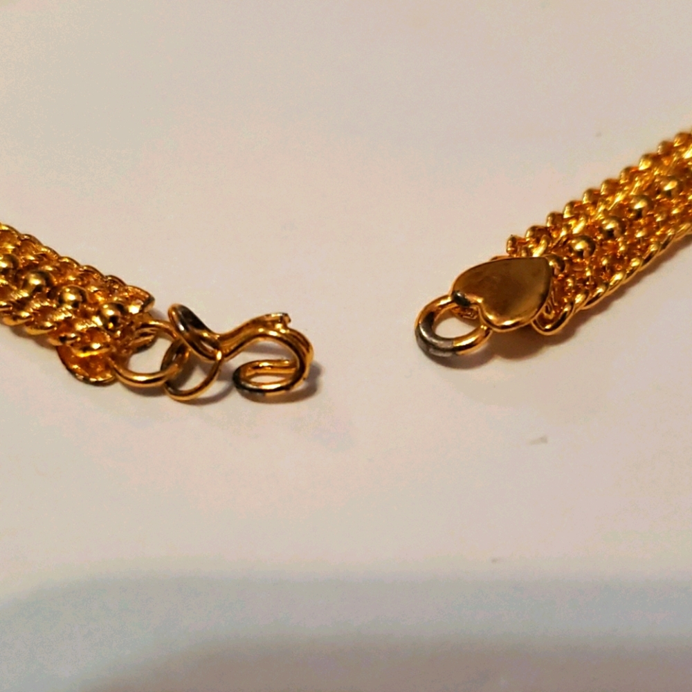 SOLD!! Gold-Toned Chain-link Bracelet w/ Hearts 🔴 - Picture 4 of 8